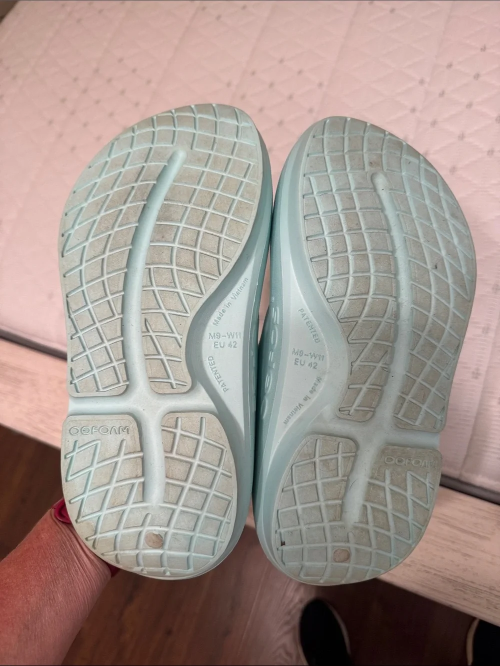 OOFOS Women's Sandals in Light Mint